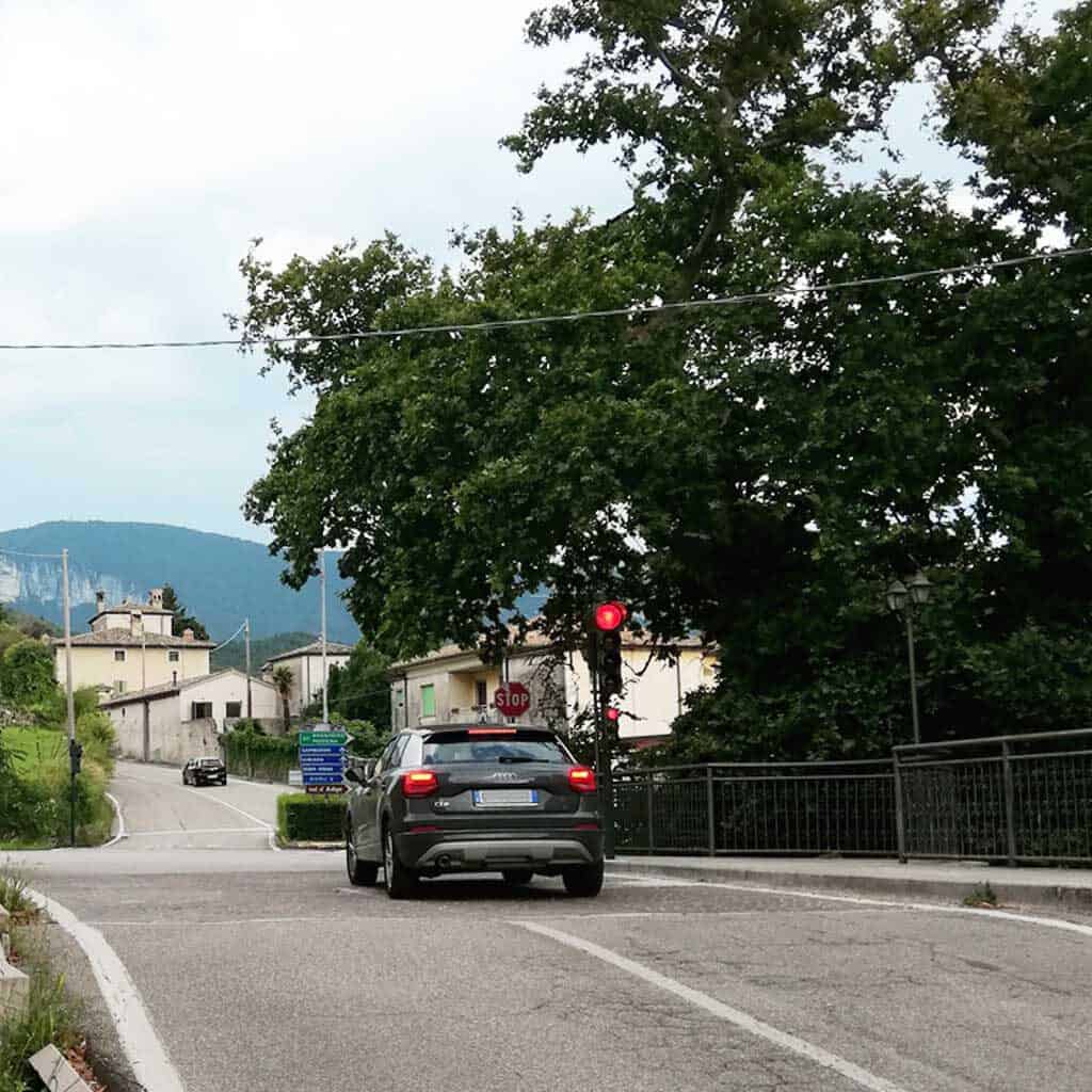 Caprino Veronese – Platano dei Cento Bersaglieri liegt gleich neben der Kreuzung