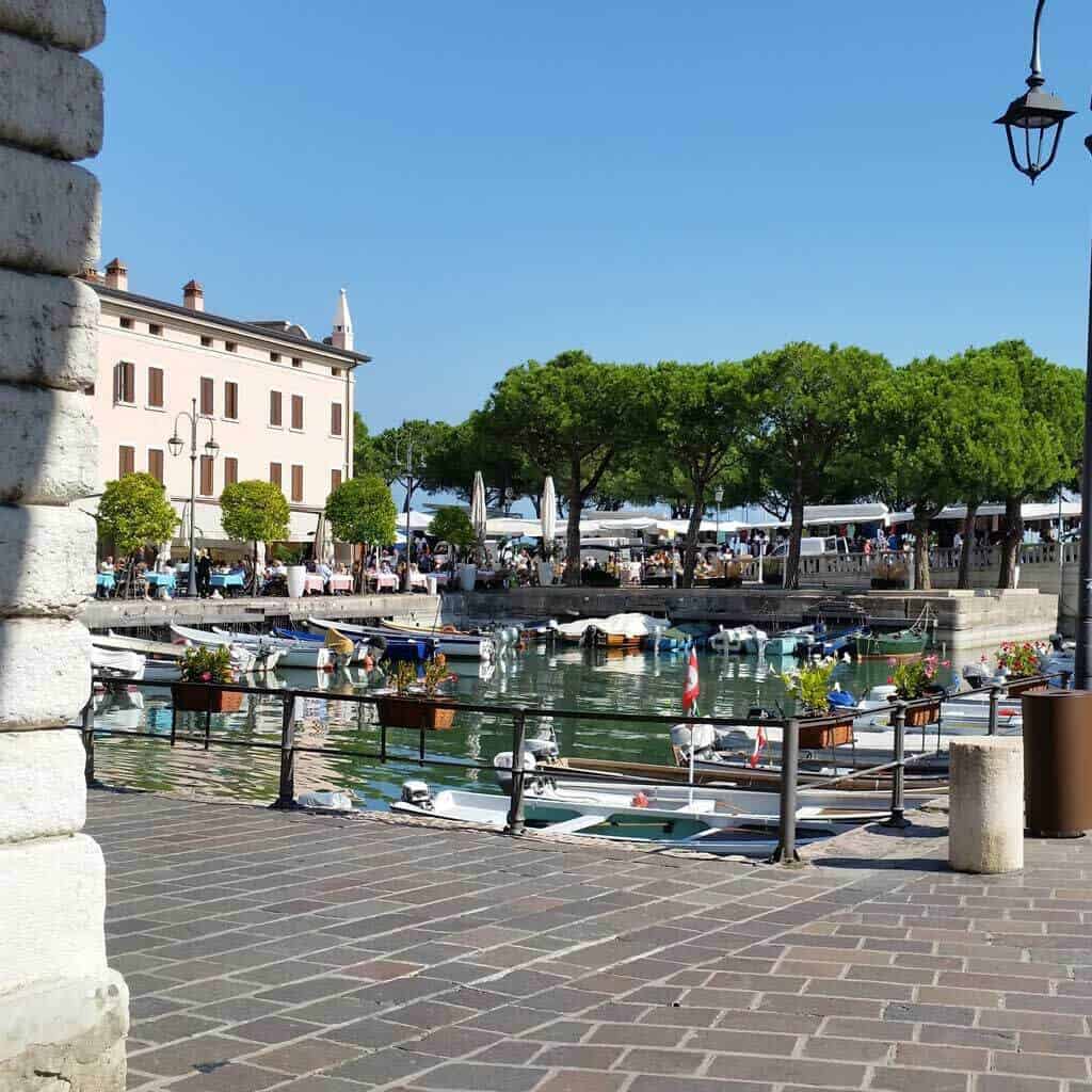 Im Hintergrund ist der Markt an der Uferpromenade zu erkennen