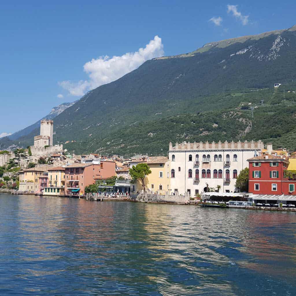 Gardasee, wo liegt er – Malcesine vom Wasser aus
