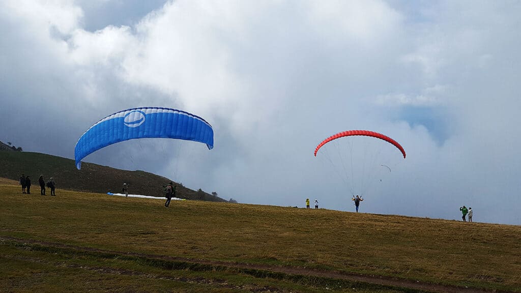 Der Gardasee ist ein Mekka für Windsportler wie dem Paragliding