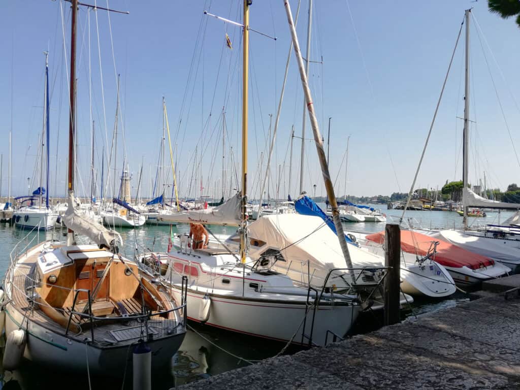 Gardasee Boote im Hafen von Desenzano