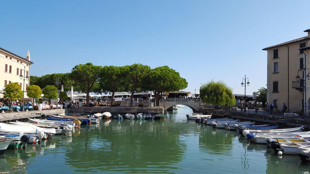 Der Wochenmarkt in Desenzano findet direkt am Ufer des Gardasees statt