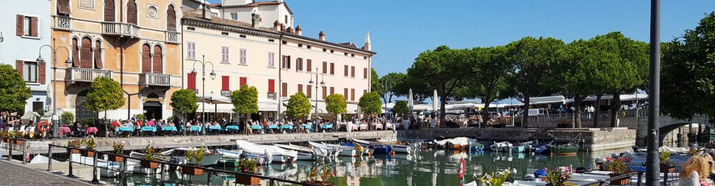 Wochenmarkt in Desenzano mit Blick auf den Gardasee