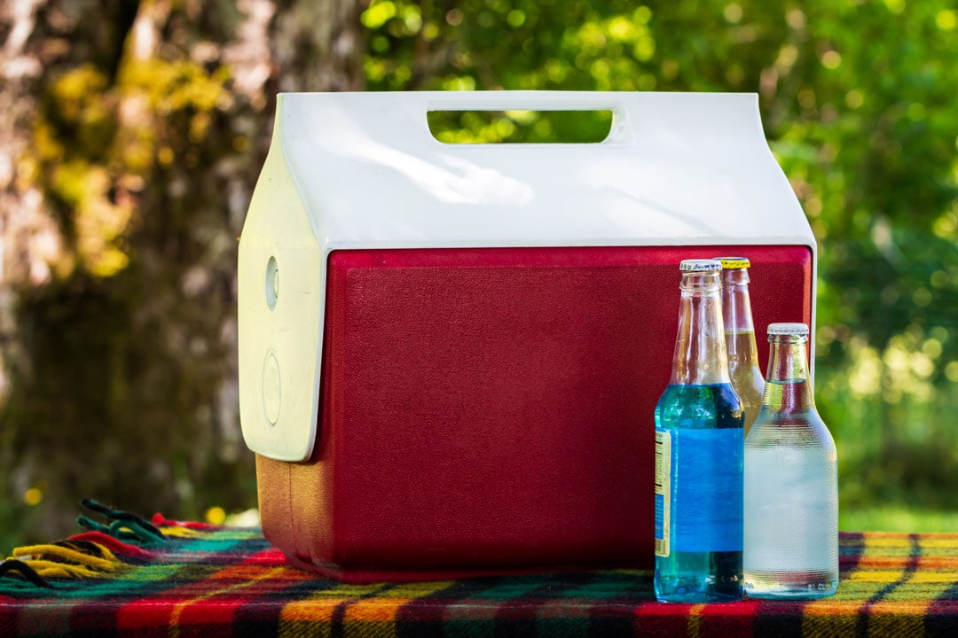 Kühlbox mit kalten Getränken fürs Picknick